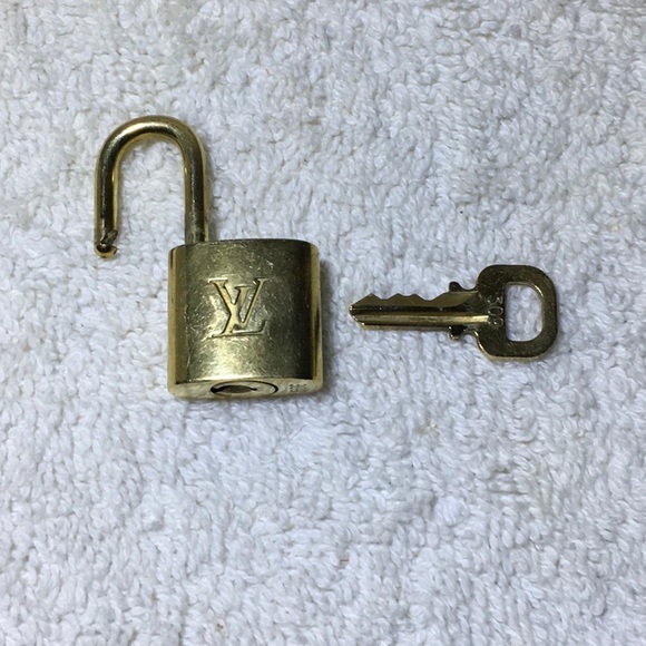 Louis Vuitton Brass '309' Padlock in Goldtone with Goldtone Key (||) - Picture 5 of 7